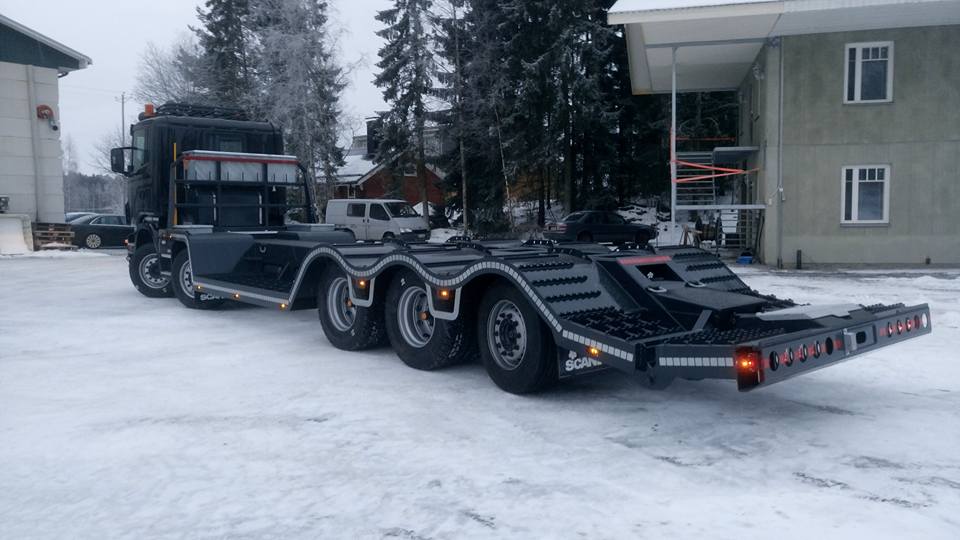 Uunituoretta kalustoa pajasta pihalle. Auto nähtävissä huomenna 14.12..